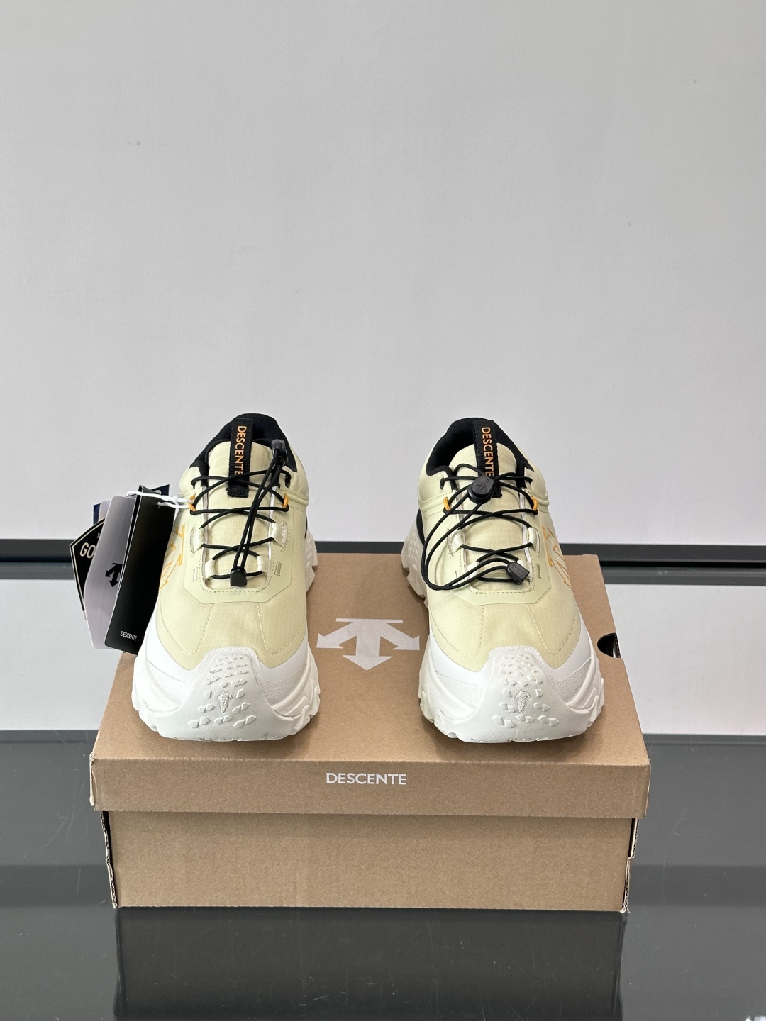 迪桑特SKI STYLE系列防水鞋，采用GORE-TEX防水内里，雨雪天也能保持脚部干爽！鞋面聚酯膜压，