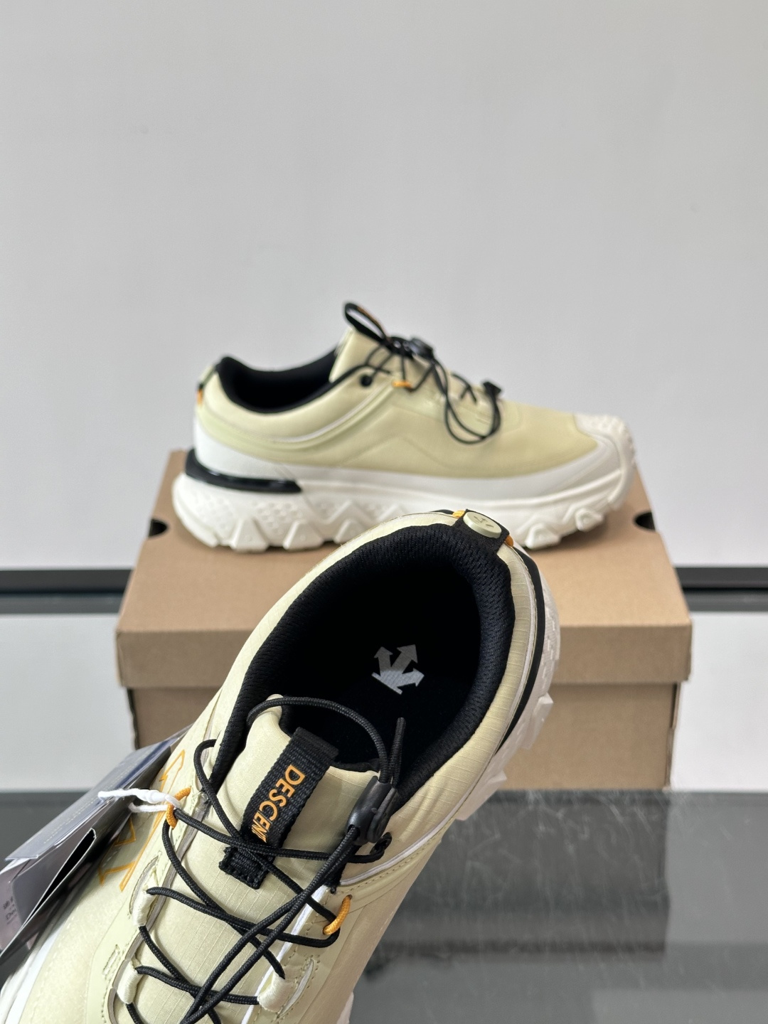 迪桑特SKI STYLE系列防水鞋，采用GORE-TEX防水内里，雨雪天也能保持脚部干爽！鞋面聚酯膜压，