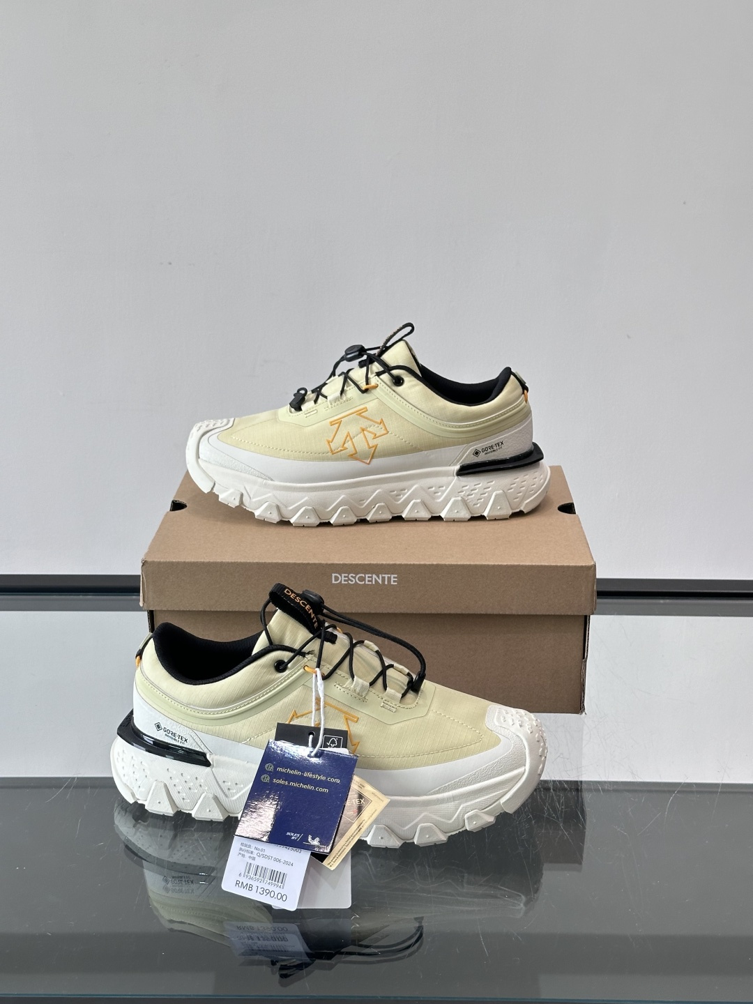 迪桑特SKI STYLE系列防水鞋，采用GORE-TEX防水内里，雨雪天也能保持脚部干爽！鞋面聚酯膜压，