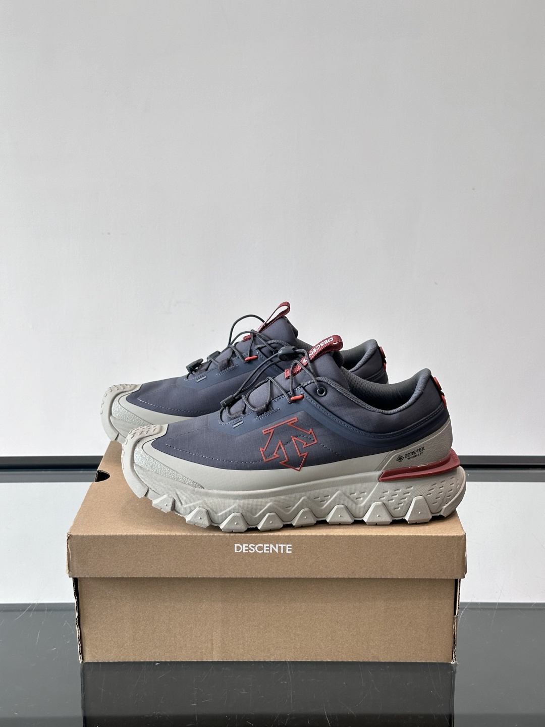 迪桑特SKI STYLE系列防水鞋，采用GORE-TEX防水内里，雨雪天也能保持脚部干爽！鞋面聚酯膜压，