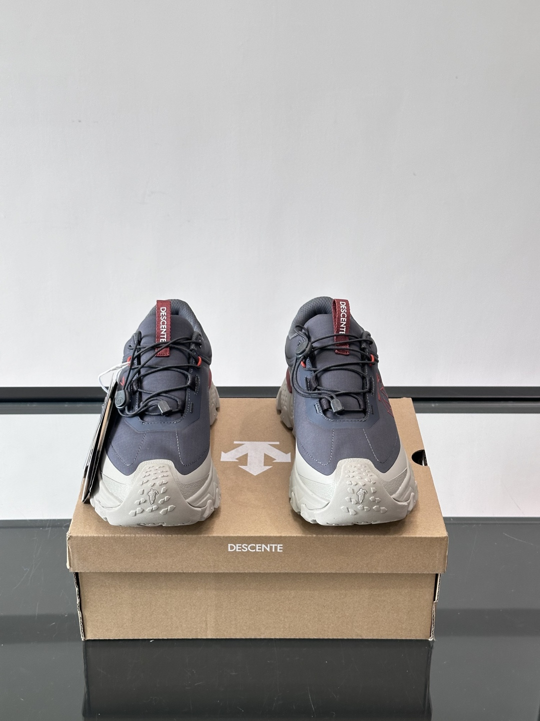 迪桑特SKI STYLE系列防水鞋，采用GORE-TEX防水内里，雨雪天也能保持脚部干爽！鞋面聚酯膜压，