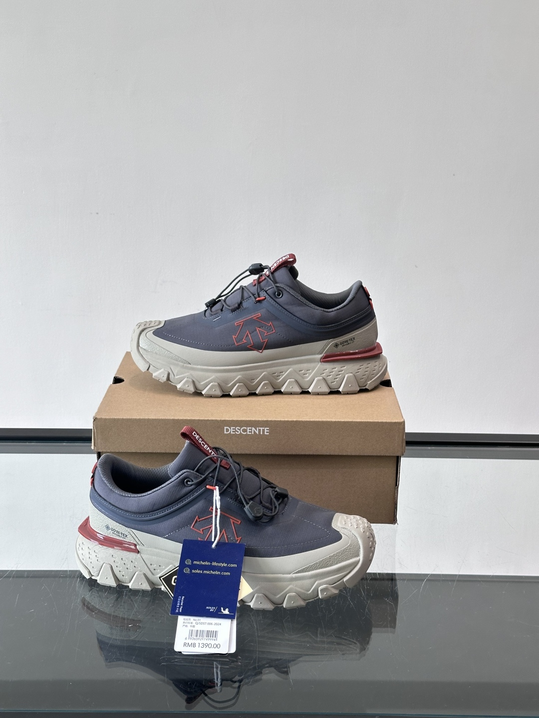 迪桑特SKI STYLE系列防水鞋，采用GORE-TEX防水内里，雨雪天也能保持脚部干爽！鞋面聚酯膜压，