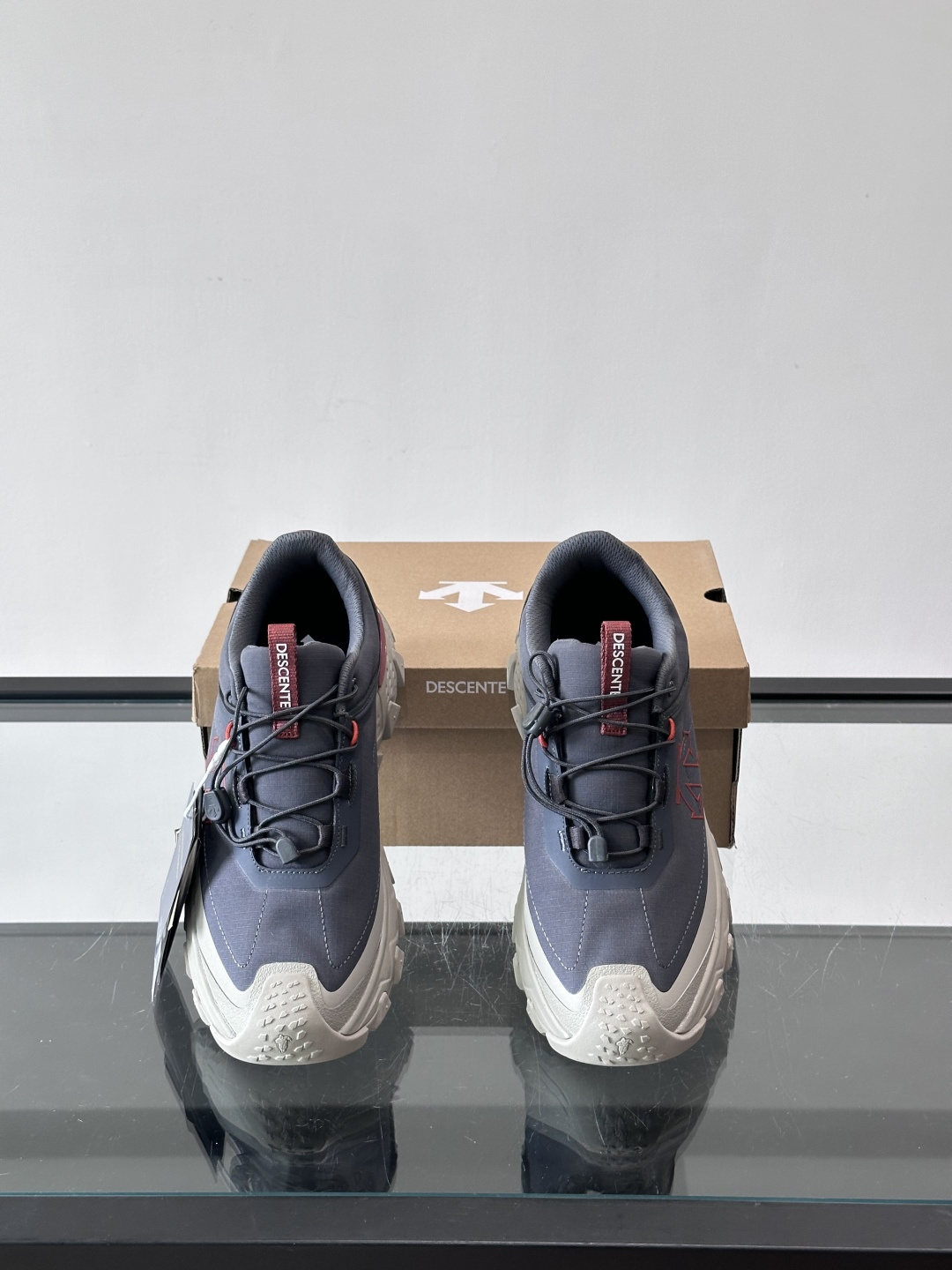 迪桑特SKI STYLE系列防水鞋，采用GORE-TEX防水内里，雨雪天也能保持脚部干爽！鞋面聚酯膜压，