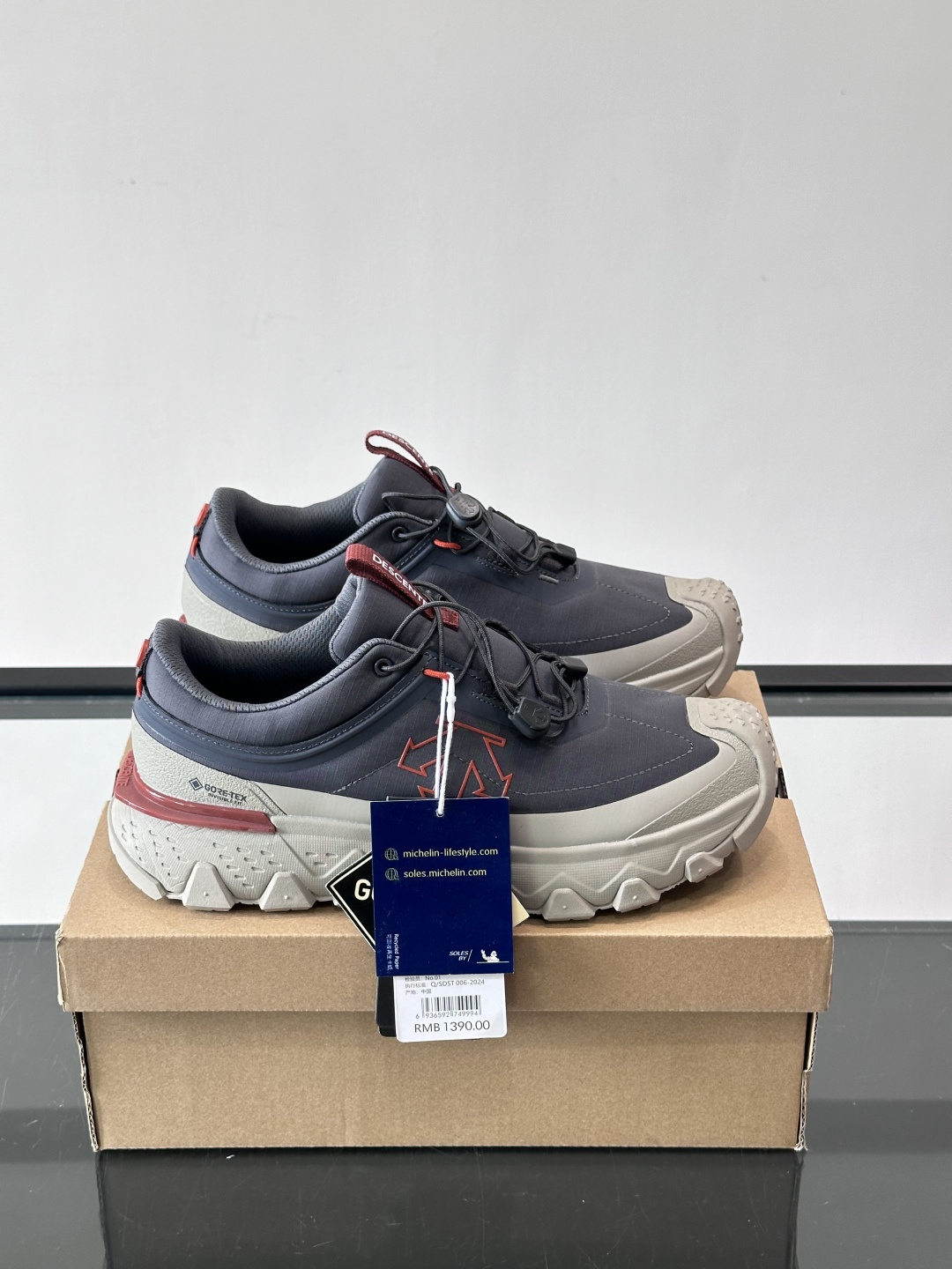 迪桑特SKI STYLE系列防水鞋，采用GORE-TEX防水内里，雨雪天也能保持脚部干爽！鞋面聚酯膜压，