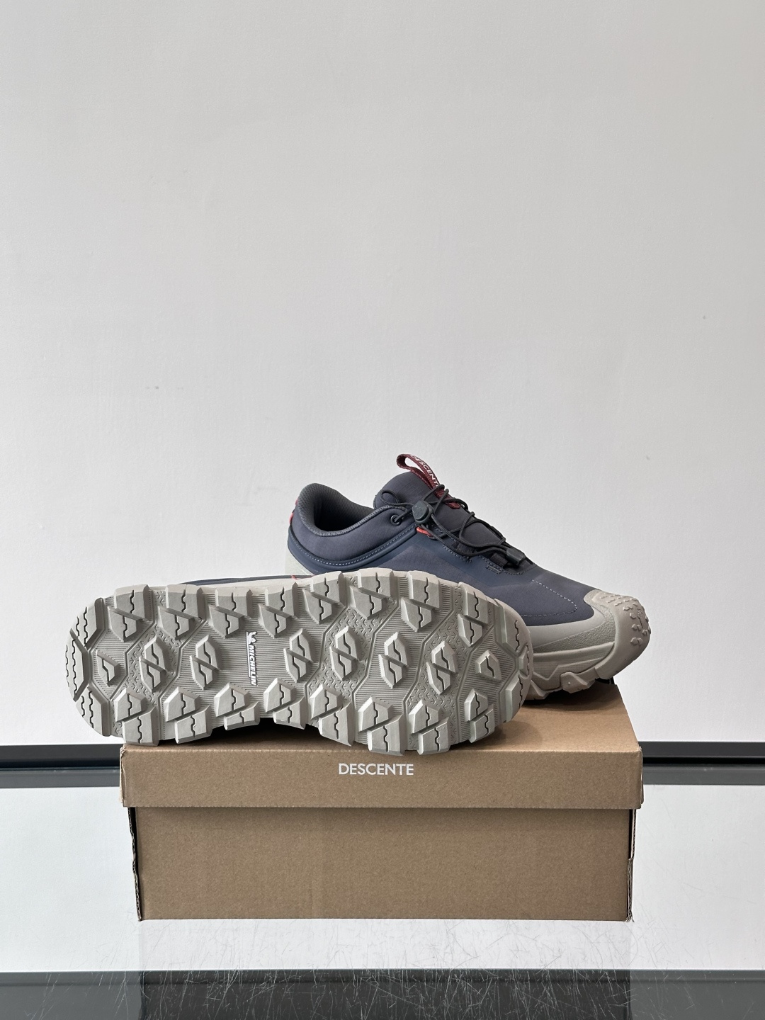 迪桑特SKI STYLE系列防水鞋，采用GORE-TEX防水内里，雨雪天也能保持脚部干爽！鞋面聚酯膜压，