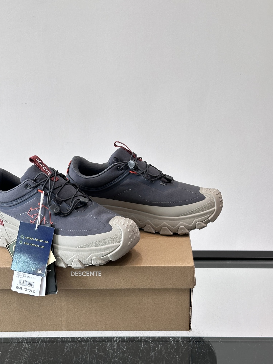 迪桑特SKI STYLE系列防水鞋，采用GORE-TEX防水内里，雨雪天也能保持脚部干爽！鞋面聚酯膜压，