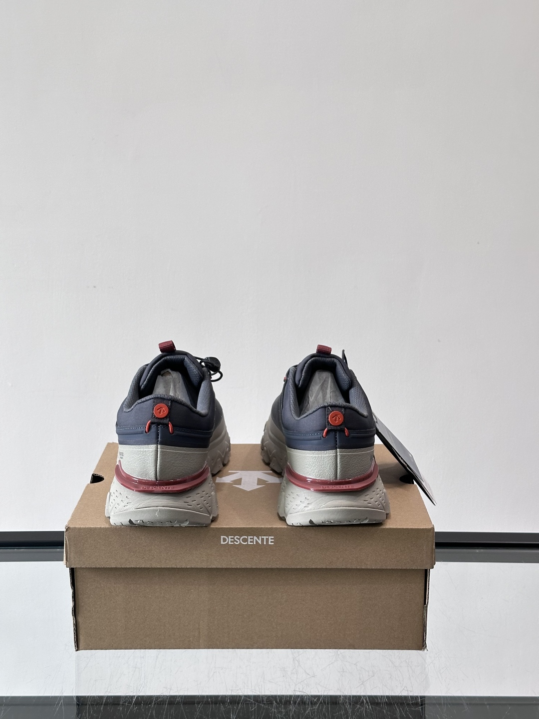 迪桑特SKI STYLE系列防水鞋，采用GORE-TEX防水内里，雨雪天也能保持脚部干爽！鞋面聚酯膜压，