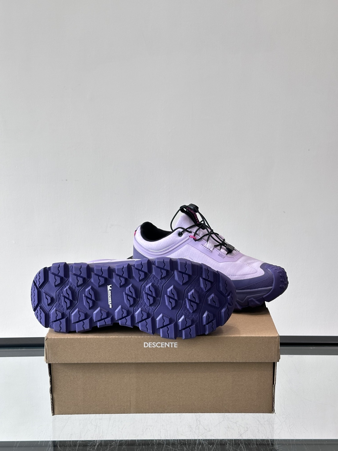 迪桑特SKI STYLE系列防水鞋，采用GORE-TEX防水内里，雨雪天也能保持脚部干爽！鞋面聚酯膜压，