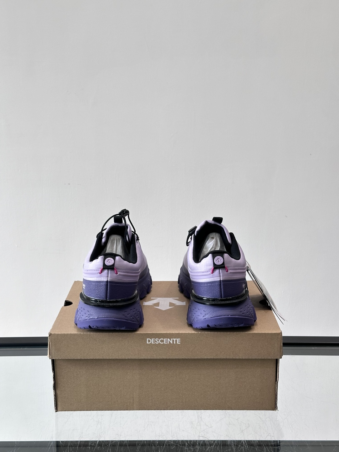 迪桑特SKI STYLE系列防水鞋，采用GORE-TEX防水内里，雨雪天也能保持脚部干爽！鞋面聚酯膜压，