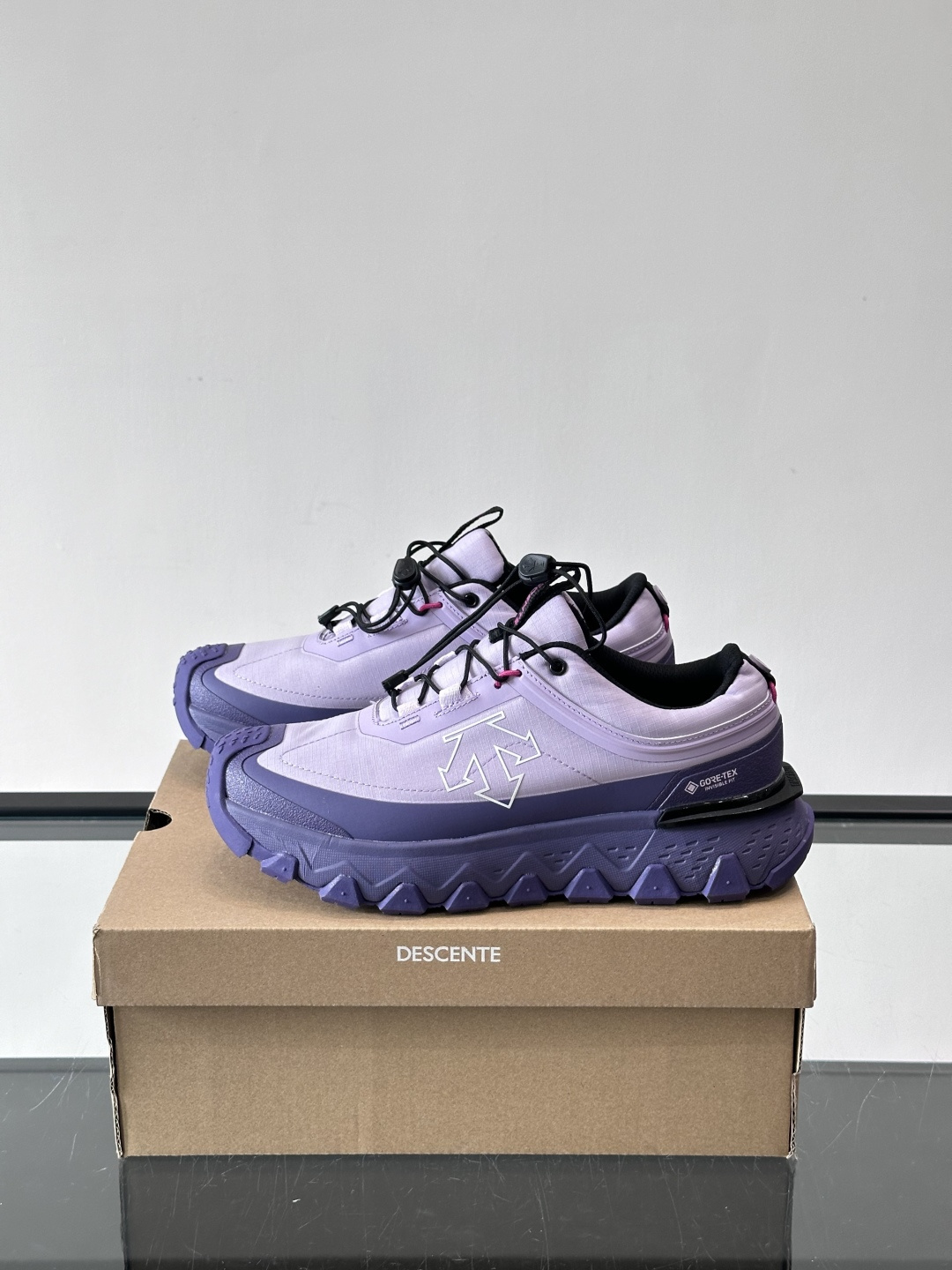 迪桑特SKI STYLE系列防水鞋，采用GORE-TEX防水内里，雨雪天也能保持脚部干爽！鞋面聚酯膜压，