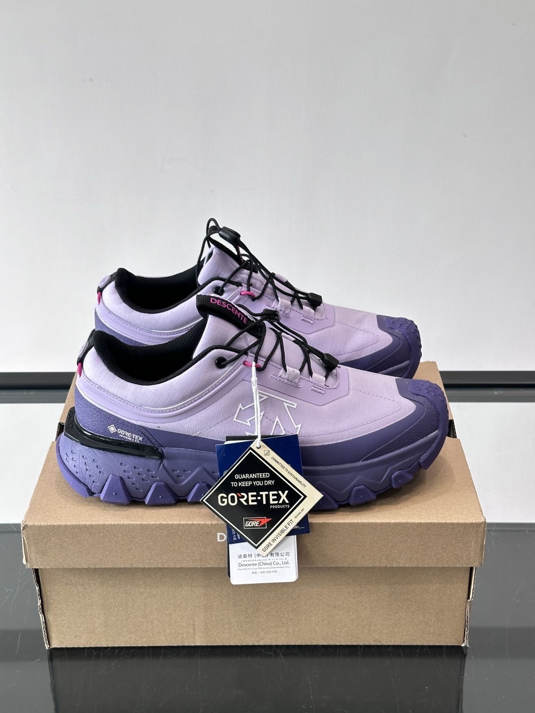 迪桑特SKI STYLE系列防水鞋，采用GORE-TEX防水内里，雨雪天也能保持脚部干爽！鞋面聚酯膜压，