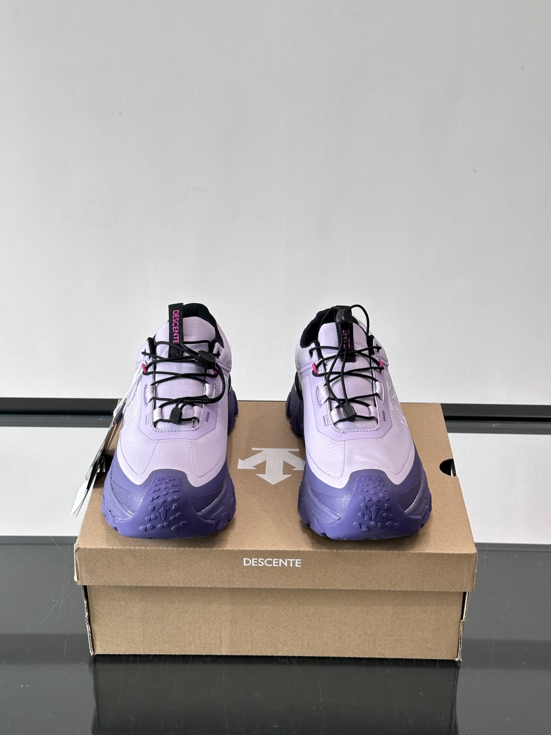 迪桑特SKI STYLE系列防水鞋，采用GORE-TEX防水内里，雨雪天也能保持脚部干爽！鞋面聚酯膜压，