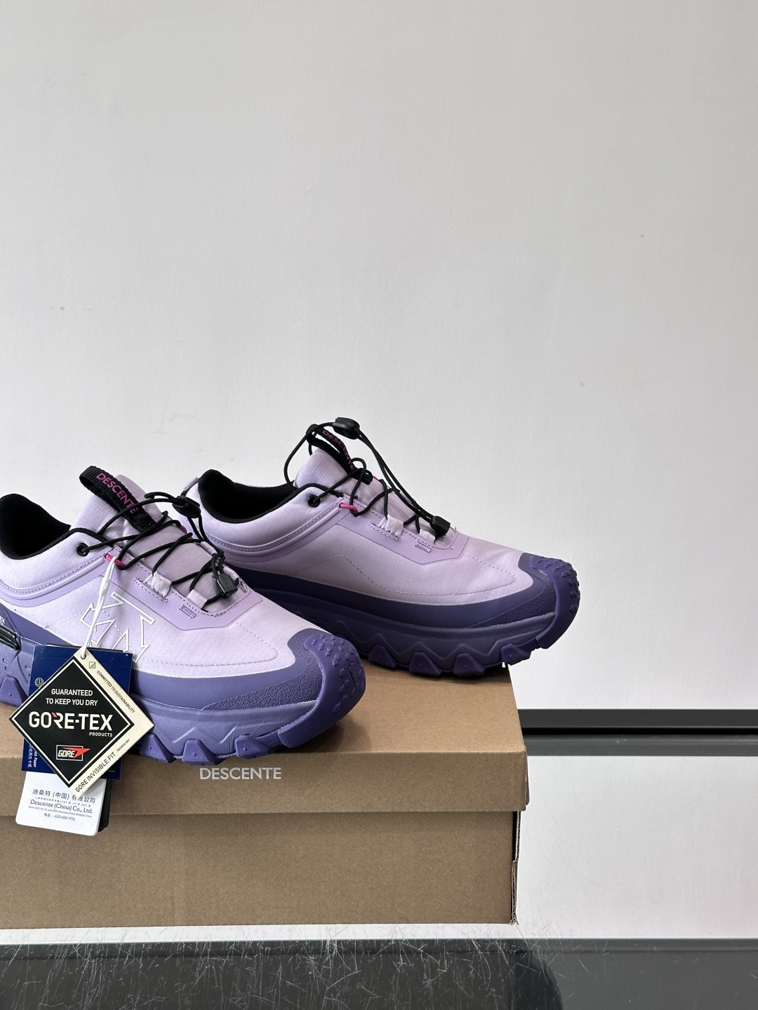 迪桑特SKI STYLE系列防水鞋，采用GORE-TEX防水内里，雨雪天也能保持脚部干爽！鞋面聚酯膜压，