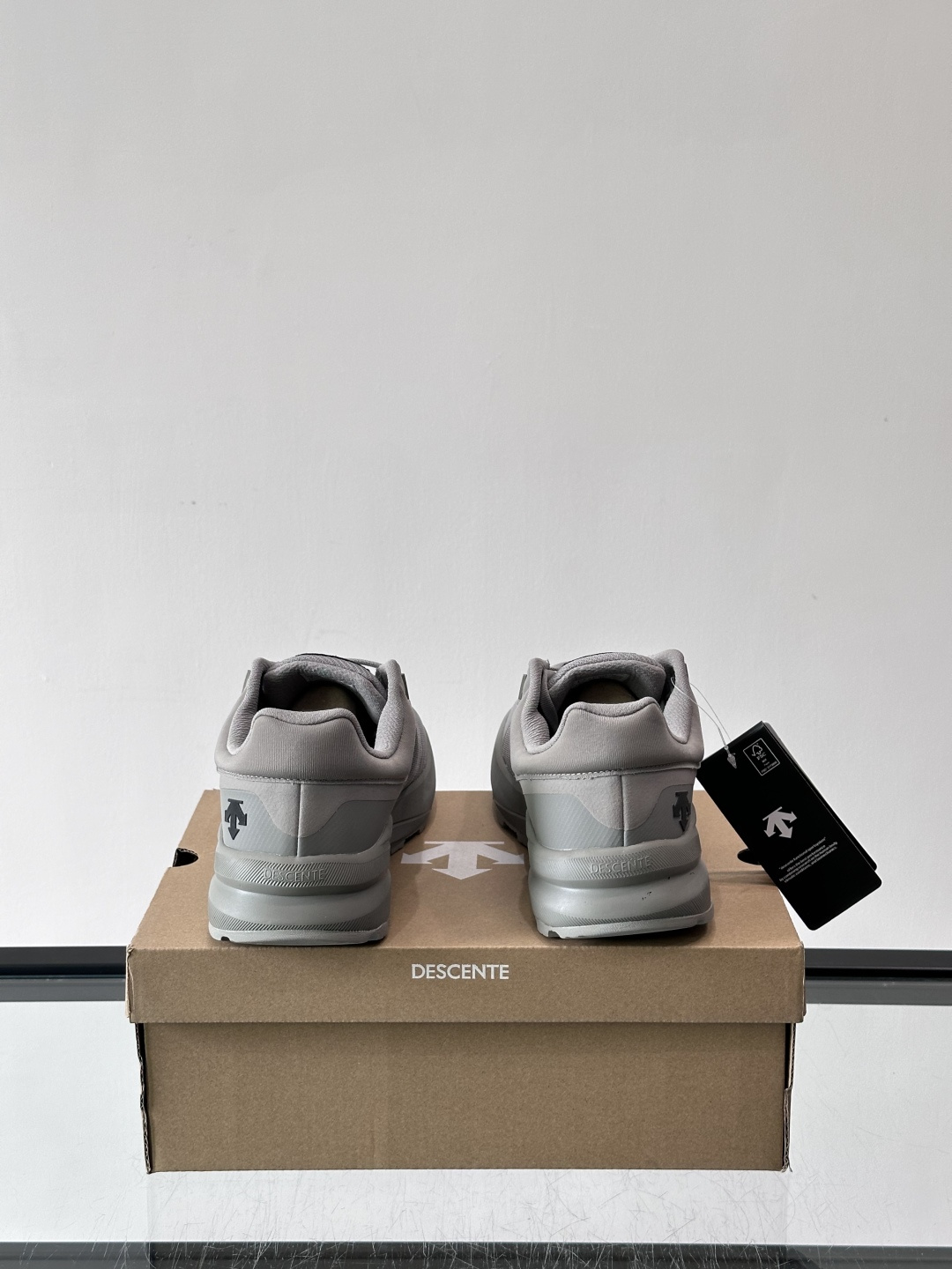 迪桑特DUALIS GTX休闲鞋，简约设计，GORE-TEX防水透气，米其林鞋底抓地力强又耐磨。鞋面网布