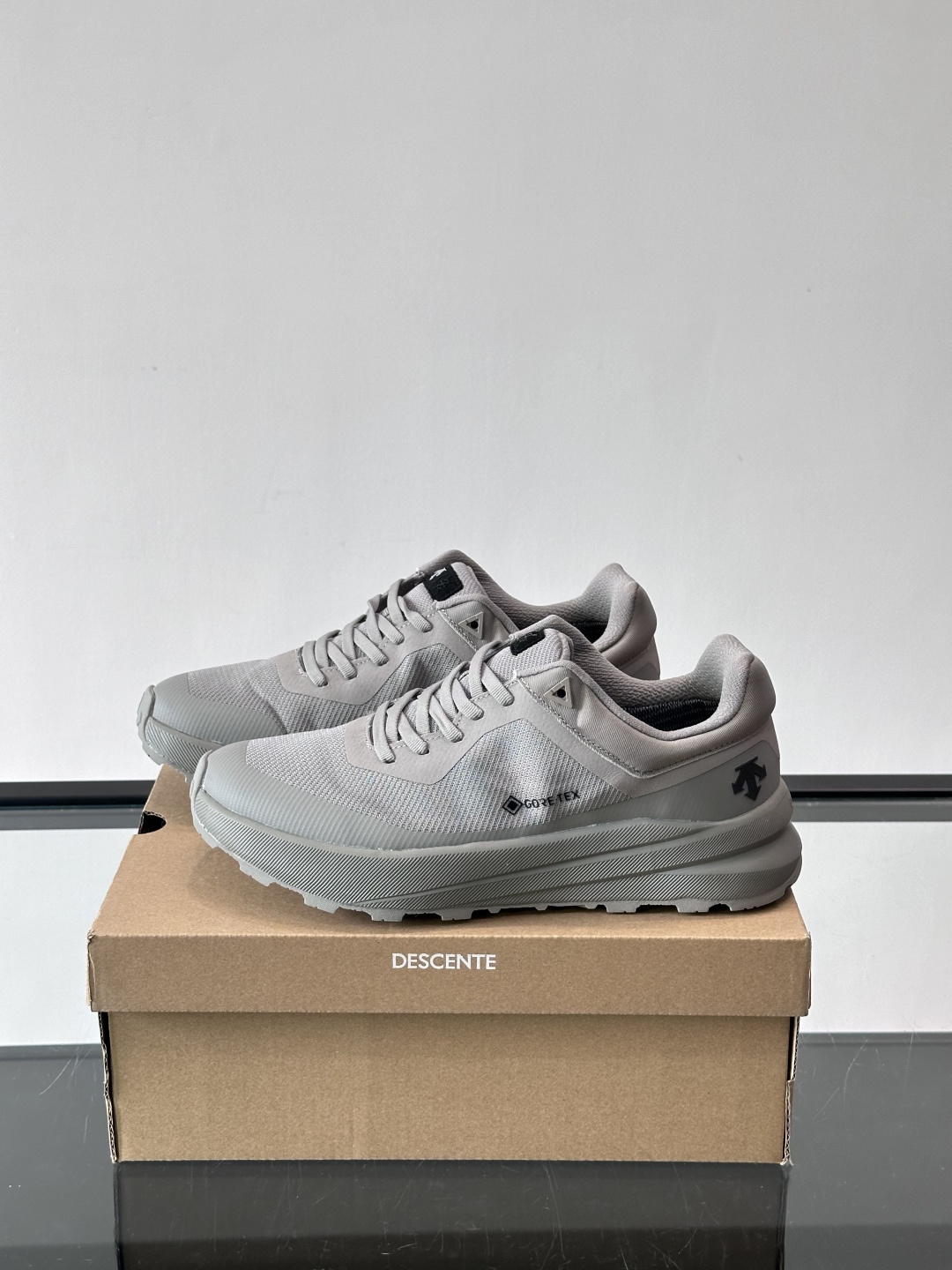 迪桑特DUALIS GTX休闲鞋，简约设计，GORE-TEX防水透气，米其林鞋底抓地力强又耐磨。鞋面网布