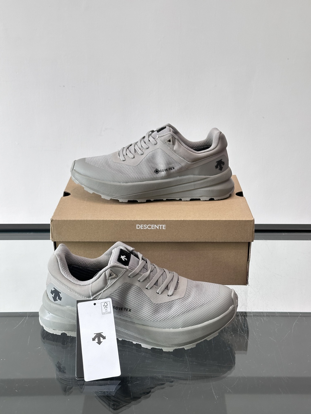 迪桑特DUALIS GTX休闲鞋，简约设计，GORE-TEX防水透气，米其林鞋底抓地力强又耐磨。鞋面网布