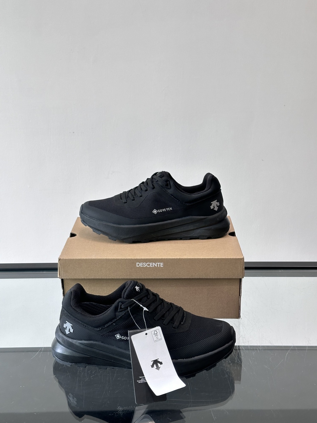 迪桑特DUALIS GTX休闲鞋，简约设计，GORE-TEX防水透气，米其林鞋底抓地力强又耐磨。鞋面网布