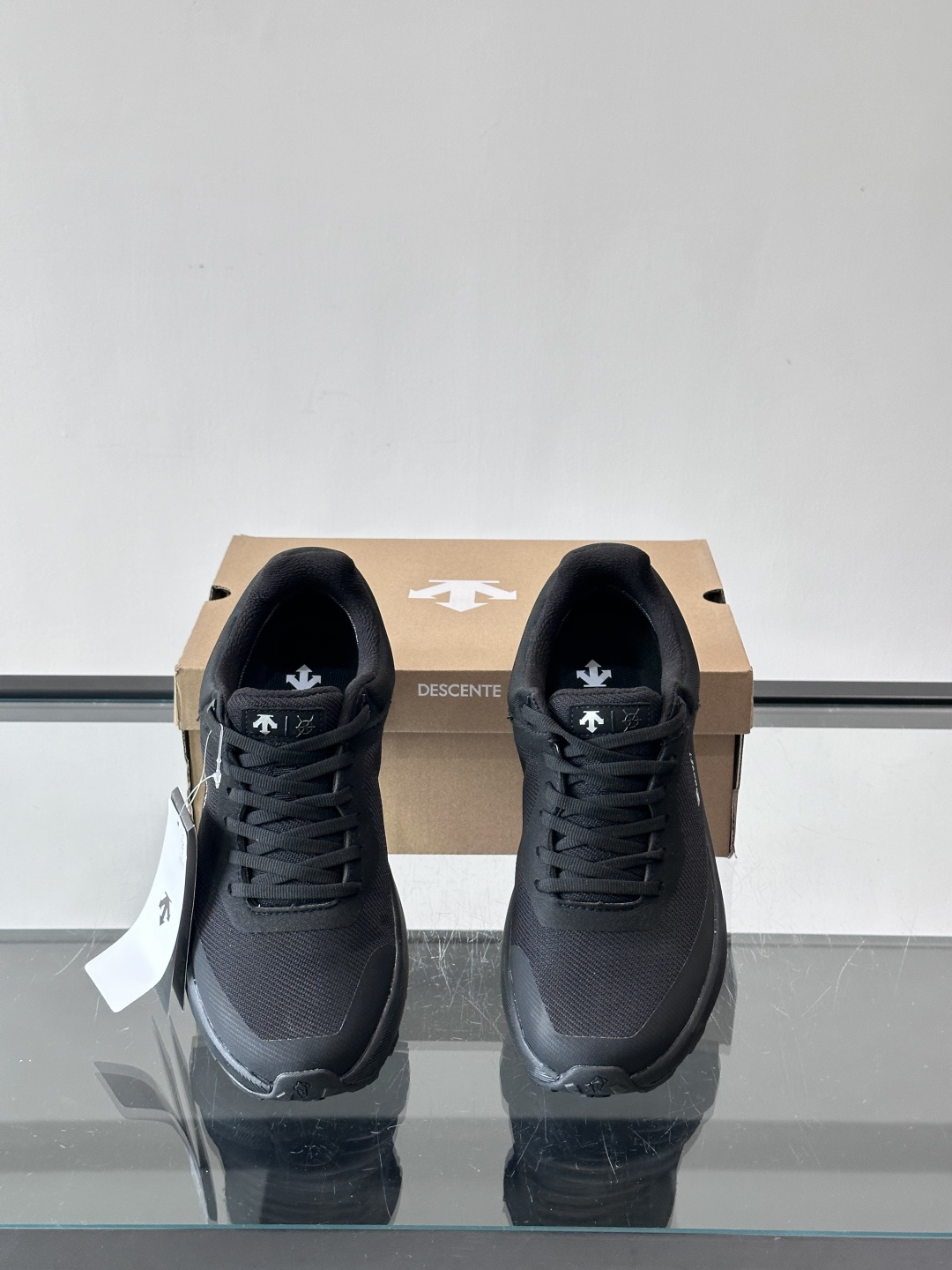 迪桑特DUALIS GTX休闲鞋，简约设计，GORE-TEX防水透气，米其林鞋底抓地力强又耐磨。鞋面网布