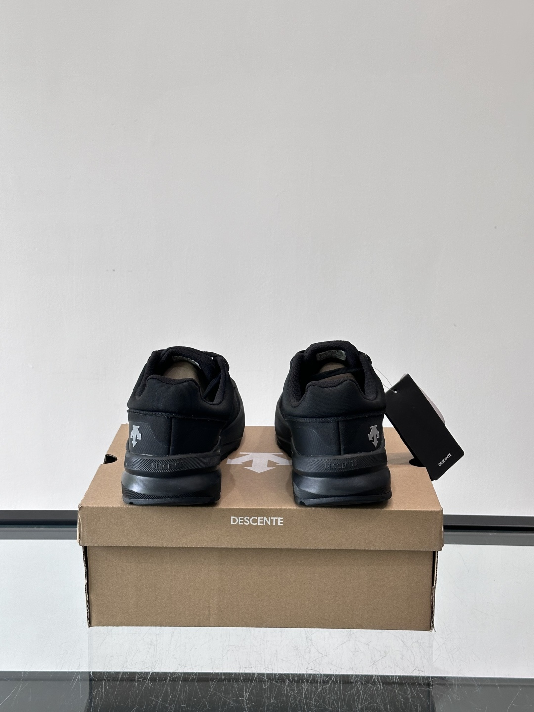 迪桑特DUALIS GTX休闲鞋，简约设计，GORE-TEX防水透气，米其林鞋底抓地力强又耐磨。鞋面网布