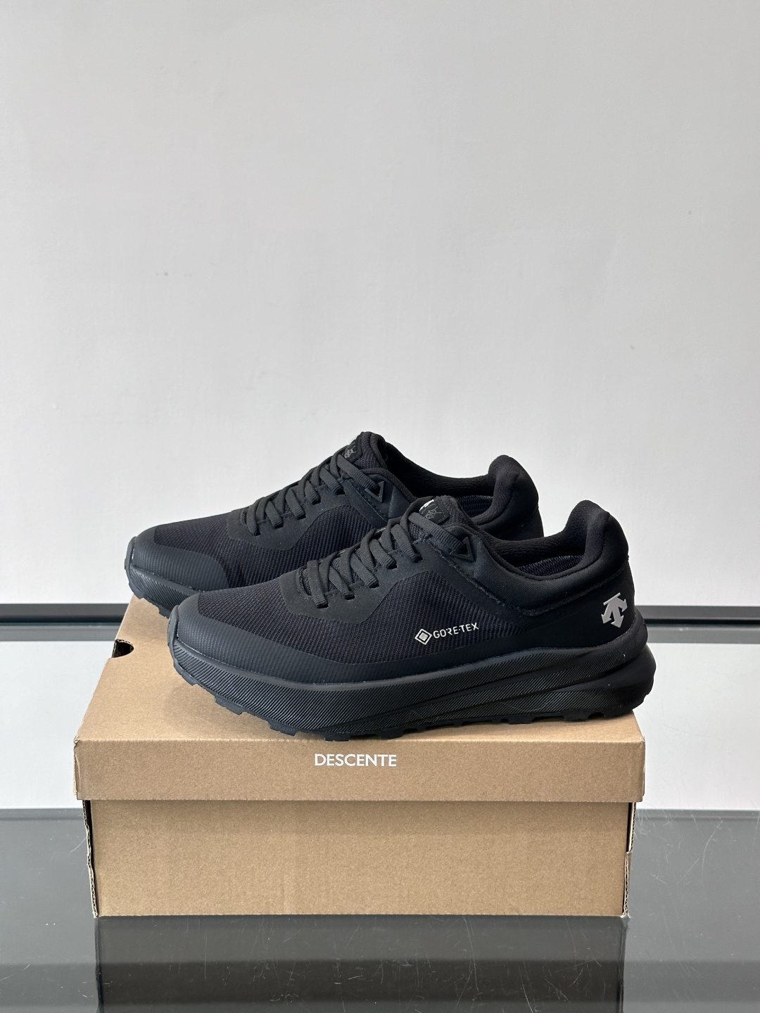 迪桑特DUALIS GTX休闲鞋，简约设计，GORE-TEX防水透气，米其林鞋底抓地力强又耐磨。鞋面网布