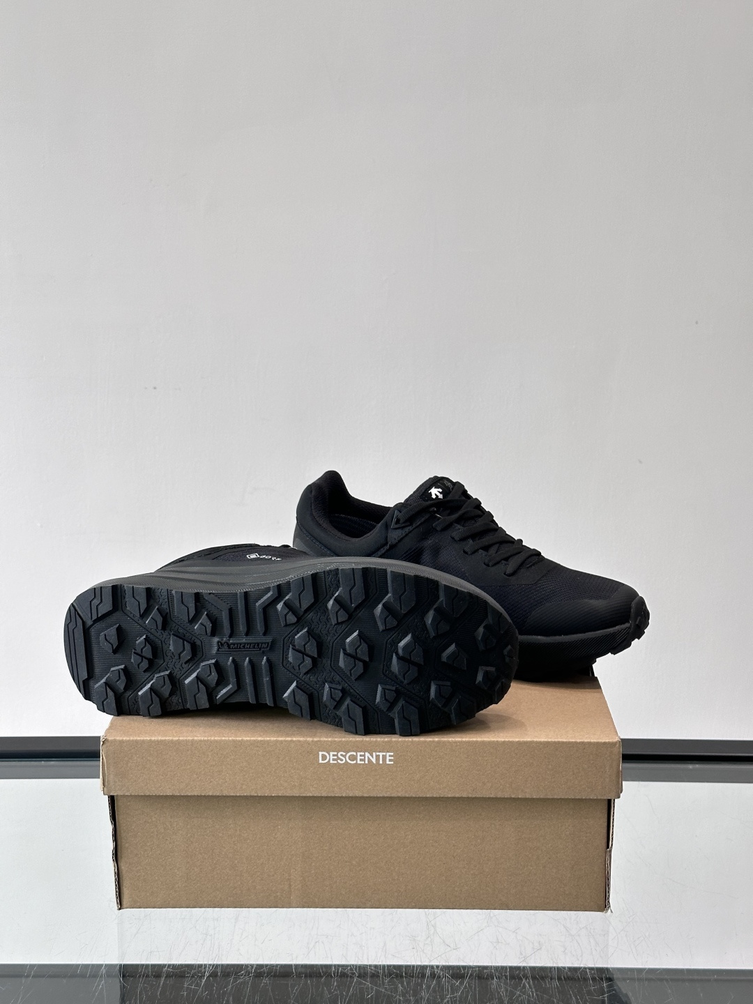 迪桑特DUALIS GTX休闲鞋，简约设计，GORE-TEX防水透气，米其林鞋底抓地力强又耐磨。鞋面网布