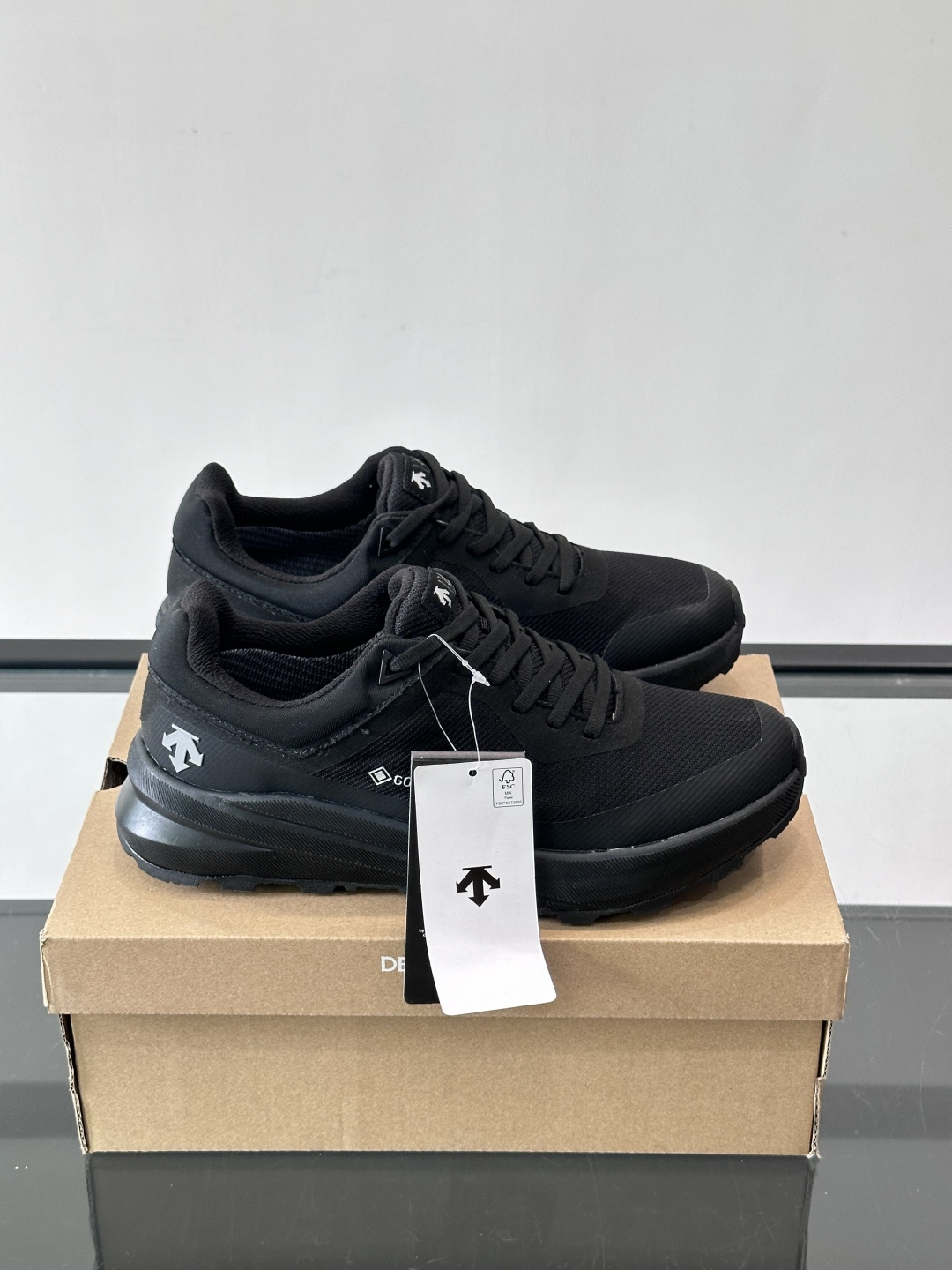 迪桑特DUALIS GTX休闲鞋，简约设计，GORE-TEX防水透气，米其林鞋底抓地力强又耐磨。鞋面网布