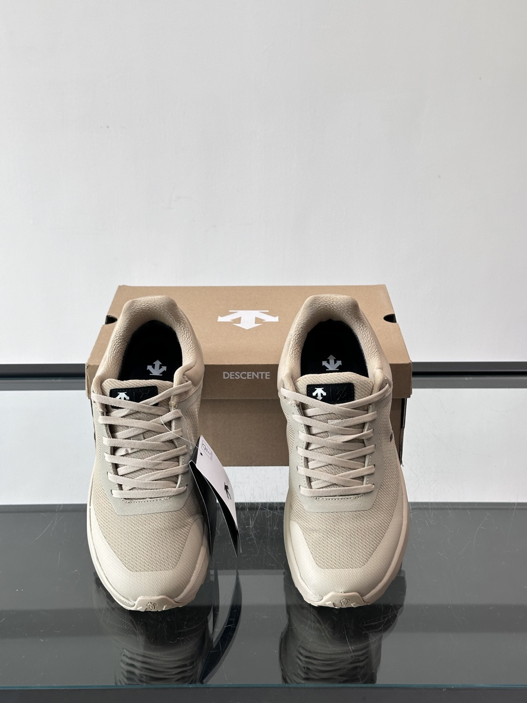 迪桑特DUALIS GTX休闲鞋，简约设计，GORE-TEX防水透气，米其林鞋底抓地力强又耐磨。鞋面网布