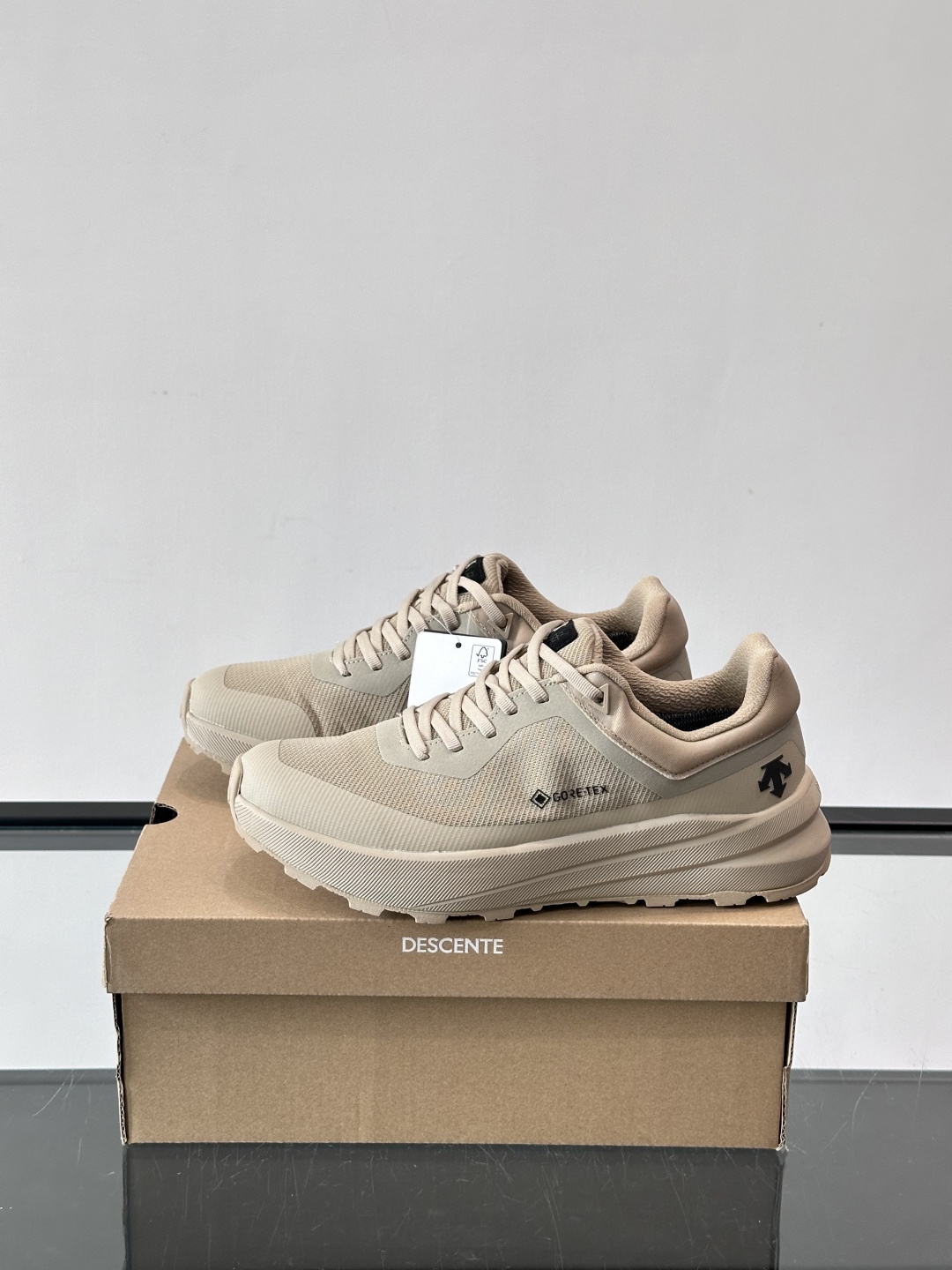 迪桑特DUALIS GTX休闲鞋，简约设计，GORE-TEX防水透气，米其林鞋底抓地力强又耐磨。鞋面网布