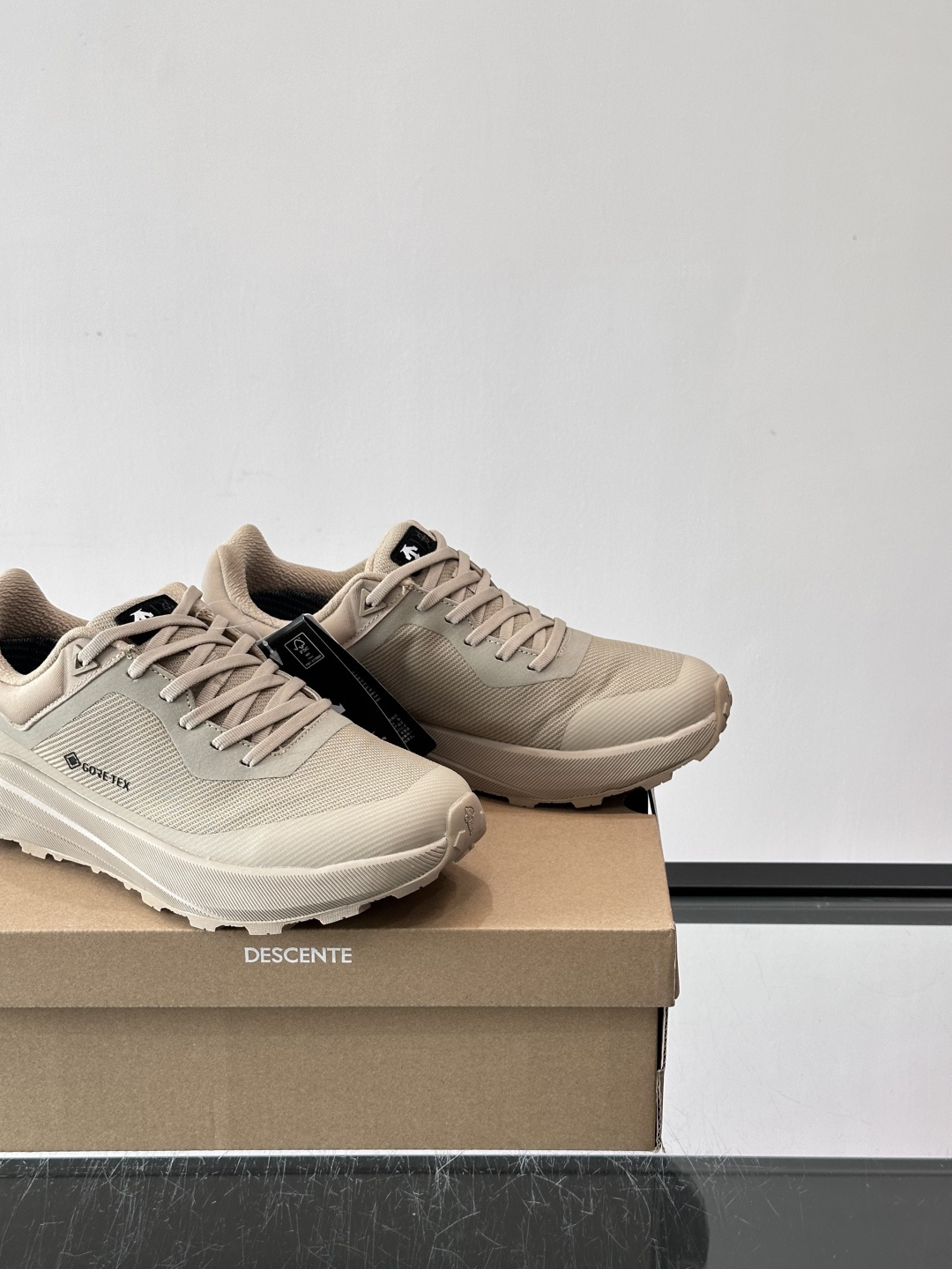 迪桑特DUALIS GTX休闲鞋，简约设计，GORE-TEX防水透气，米其林鞋底抓地力强又耐磨。鞋面网布