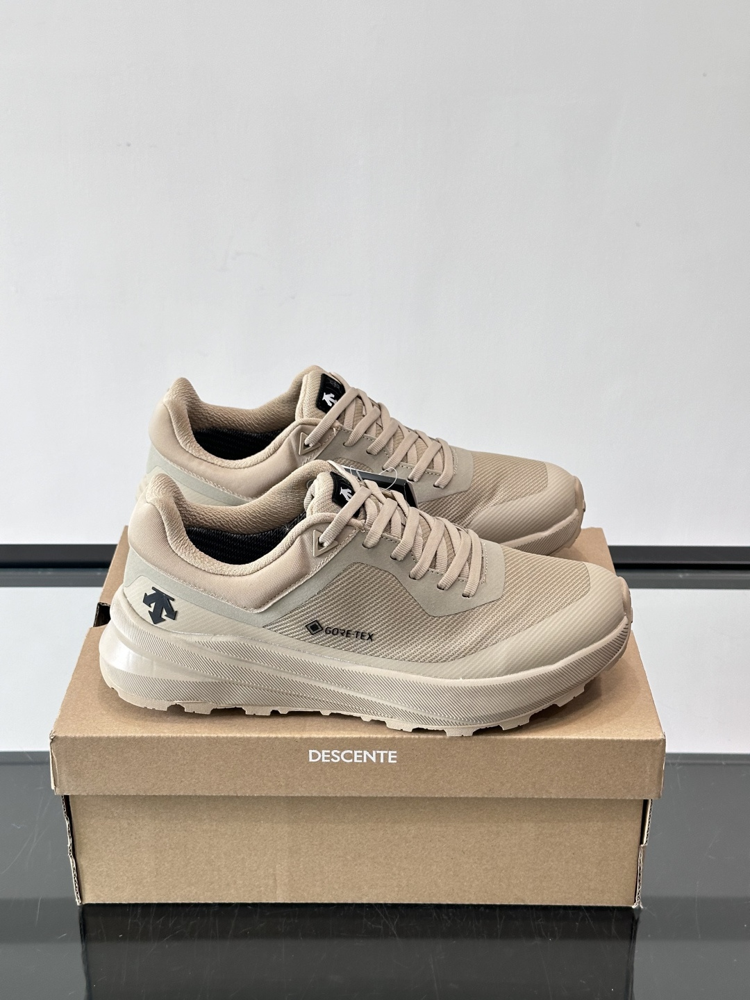 迪桑特DUALIS GTX休闲鞋，简约设计，GORE-TEX防水透气，米其林鞋底抓地力强又耐磨。鞋面网布