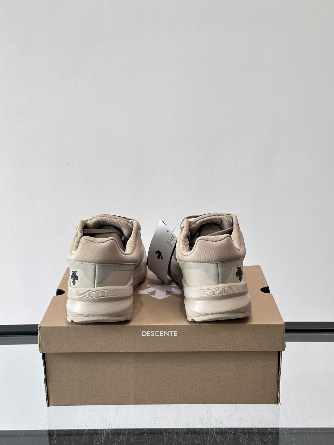 迪桑特DUALIS GTX休闲鞋，简约设计，GORE-TEX防水透气，米其林鞋底抓地力强又耐磨。鞋面网布