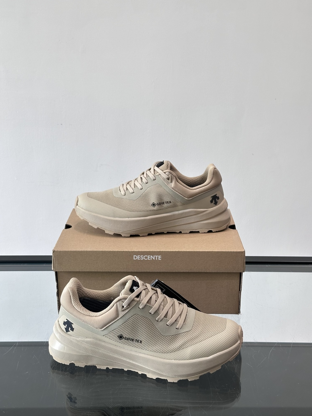 迪桑特DUALIS GTX休闲鞋，简约设计，GORE-TEX防水透气，米其林鞋底抓地力强又耐磨。鞋面网布