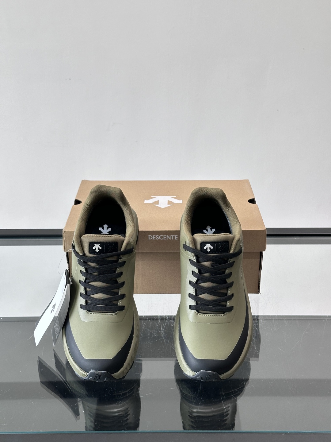 迪桑特这款徒步鞋采用GORE-TEX防水透气科技，户外徒步、登山都很适合！鞋面是防水织物+合成革，轻盈又