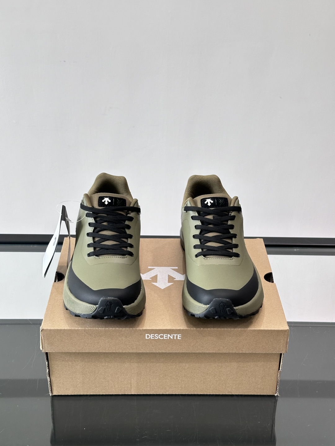 迪桑特这款徒步鞋采用GORE-TEX防水透气科技，户外徒步、登山都很适合！鞋面是防水织物+合成革，轻盈又