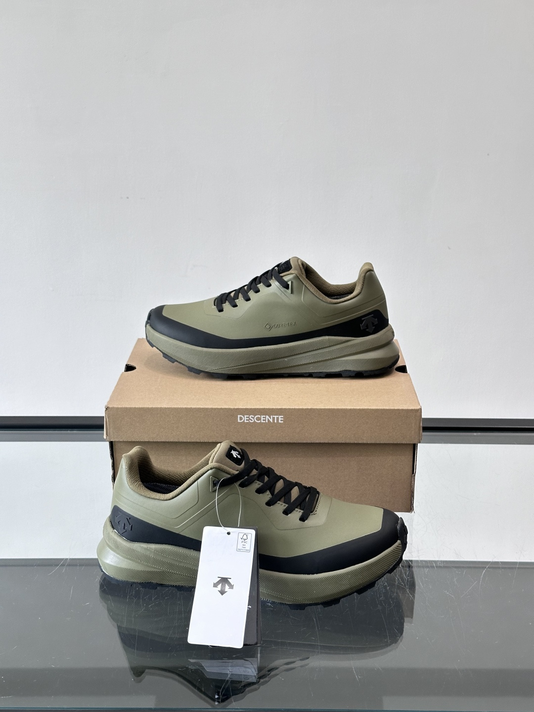 迪桑特这款徒步鞋采用GORE-TEX防水透气科技，户外徒步、登山都很适合！鞋面是防水织物+合成革，轻盈又