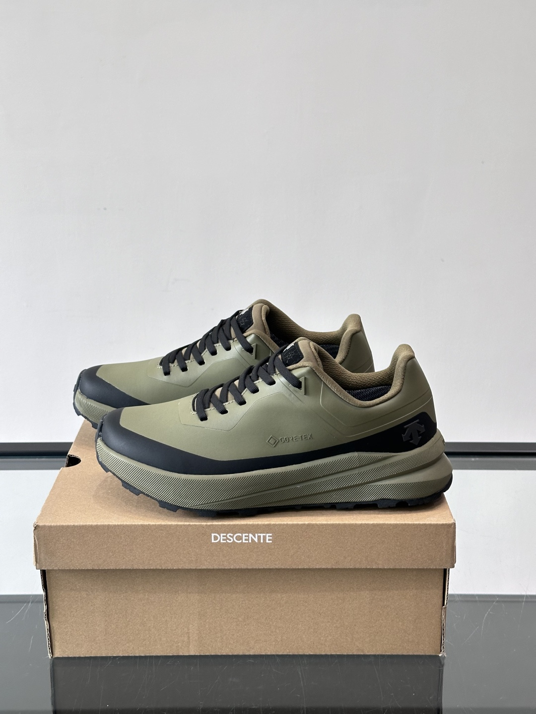 迪桑特这款徒步鞋采用GORE-TEX防水透气科技，户外徒步、登山都很适合！鞋面是防水织物+合成革，轻盈又