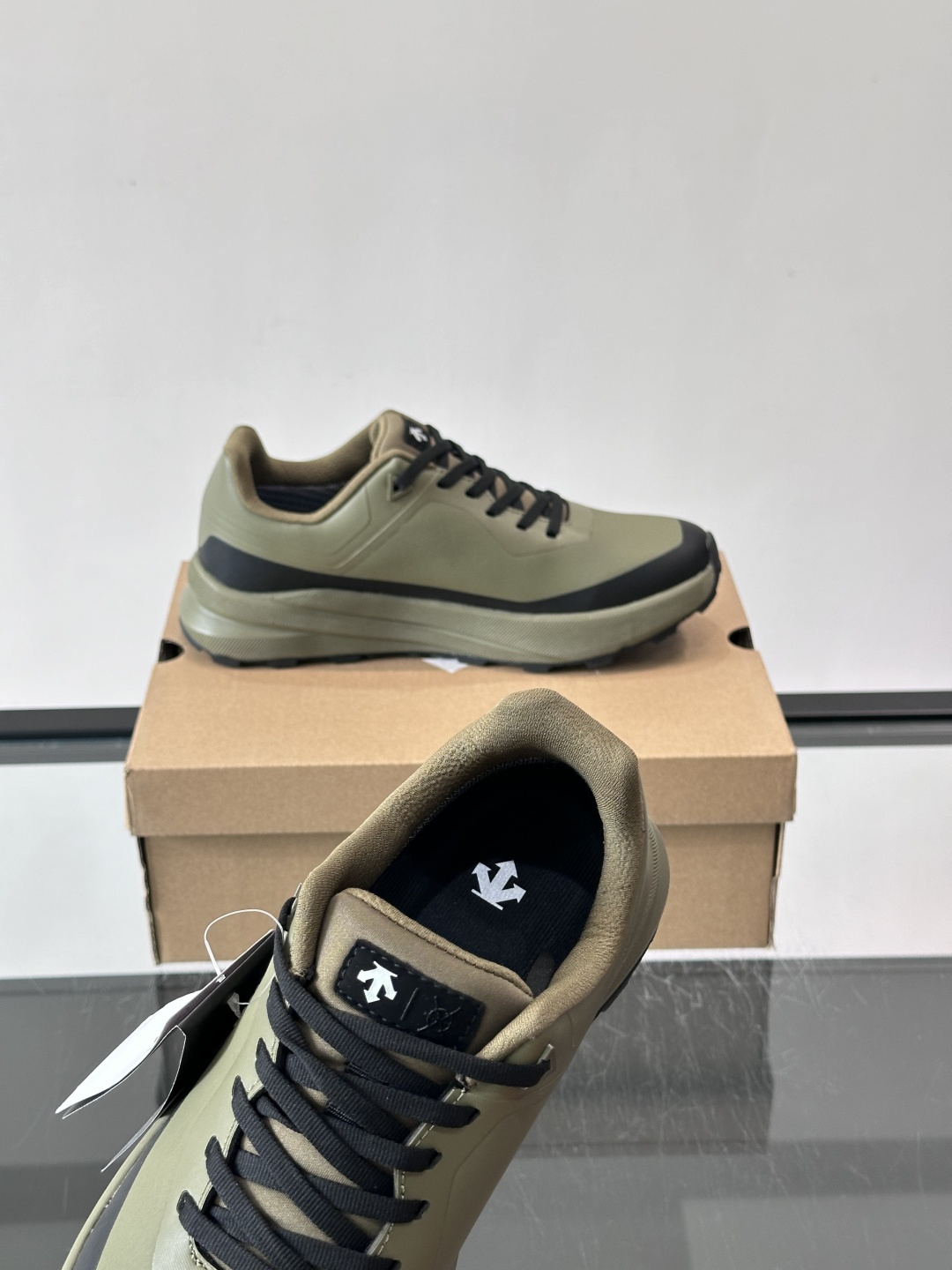 迪桑特这款徒步鞋采用GORE-TEX防水透气科技，户外徒步、登山都很适合！鞋面是防水织物+合成革，轻盈又