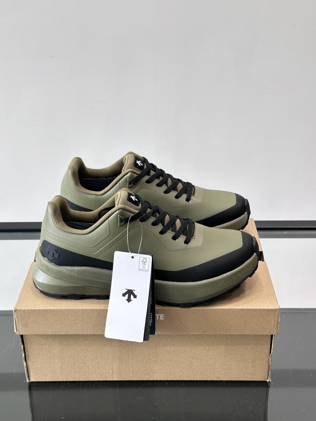 迪桑特这款徒步鞋采用GORE-TEX防水透气科技，户外徒步、登山都很适合！鞋面是防水织物+合成革，轻盈又