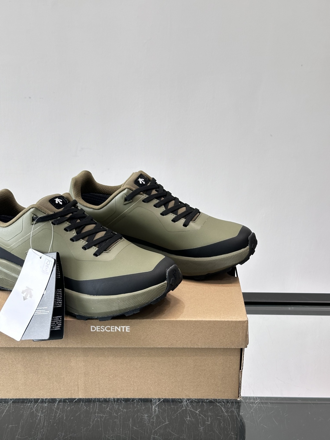 迪桑特这款徒步鞋采用GORE-TEX防水透气科技，户外徒步、登山都很适合！鞋面是防水织物+合成革，轻盈又