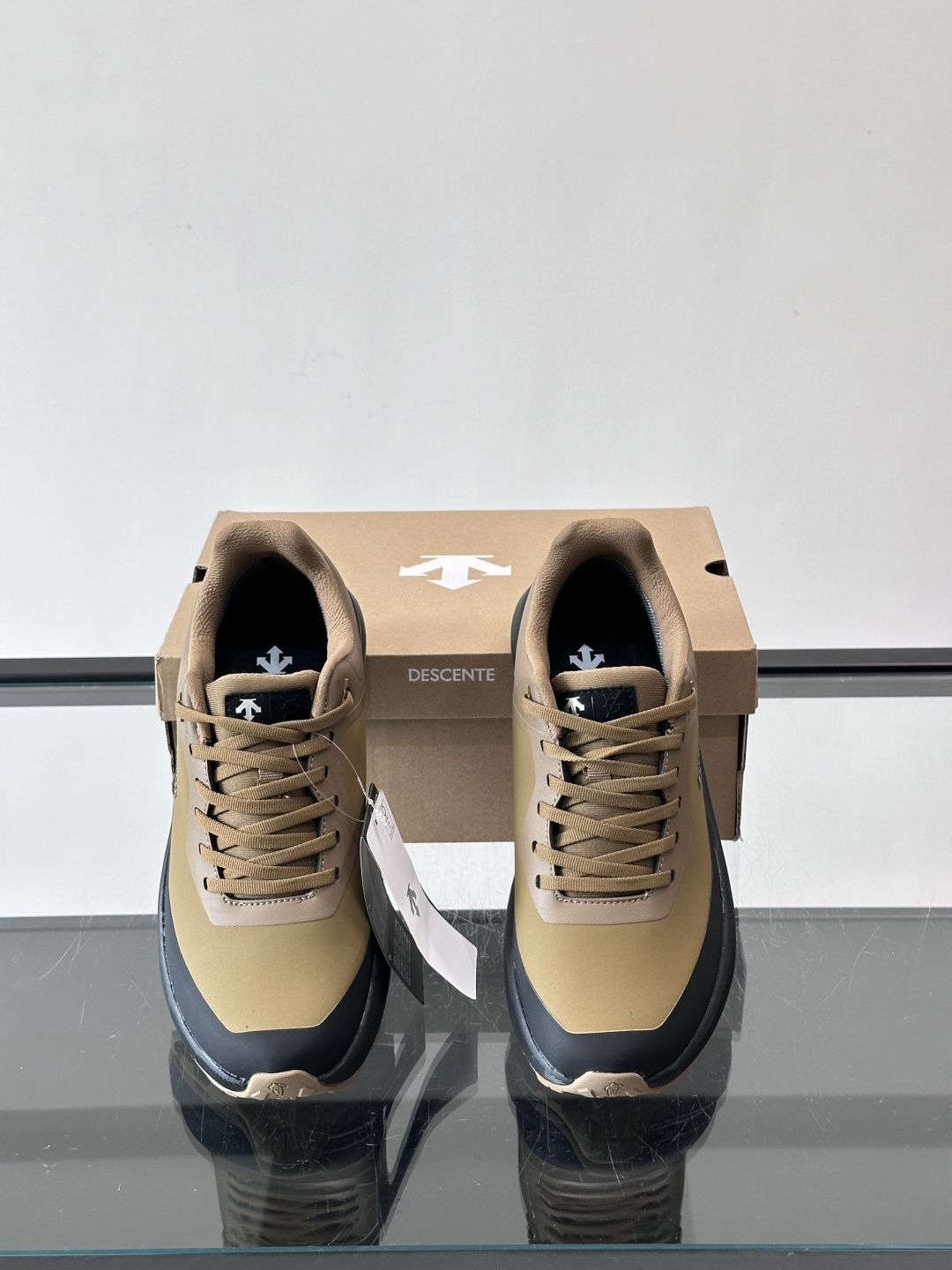 迪桑特这款徒步鞋采用GORE-TEX防水透气科技，户外徒步、登山都很适合！鞋面是防水织物+合成革，轻盈又