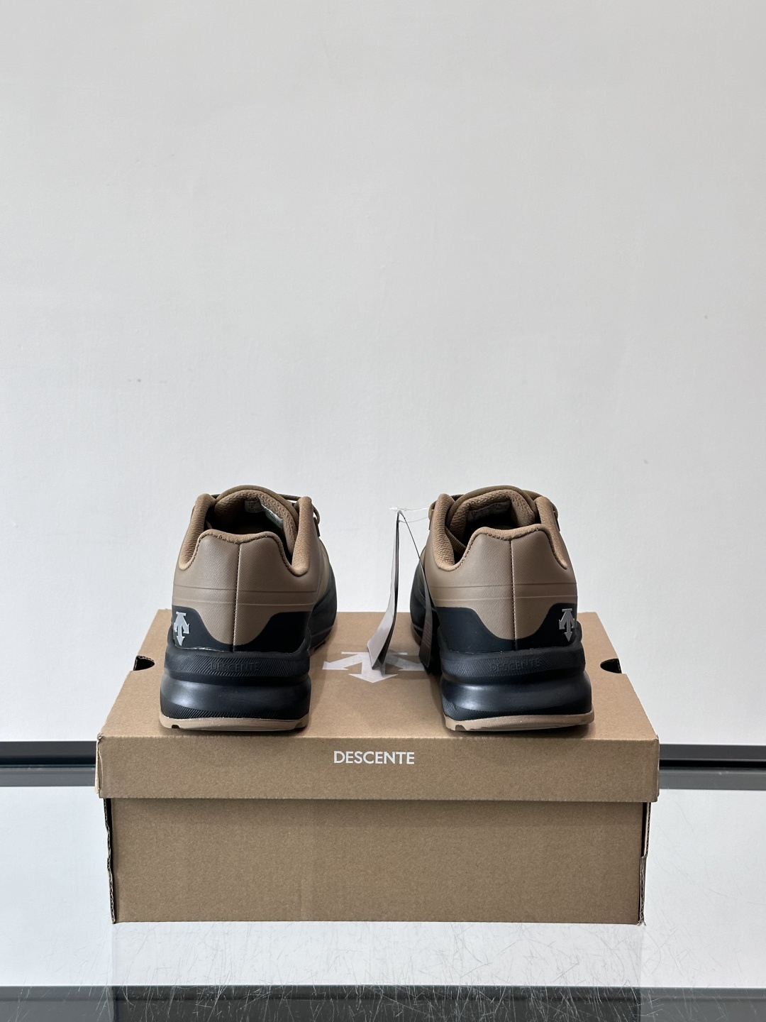 迪桑特这款徒步鞋采用GORE-TEX防水透气科技，户外徒步、登山都很适合！鞋面是防水织物+合成革，轻盈又