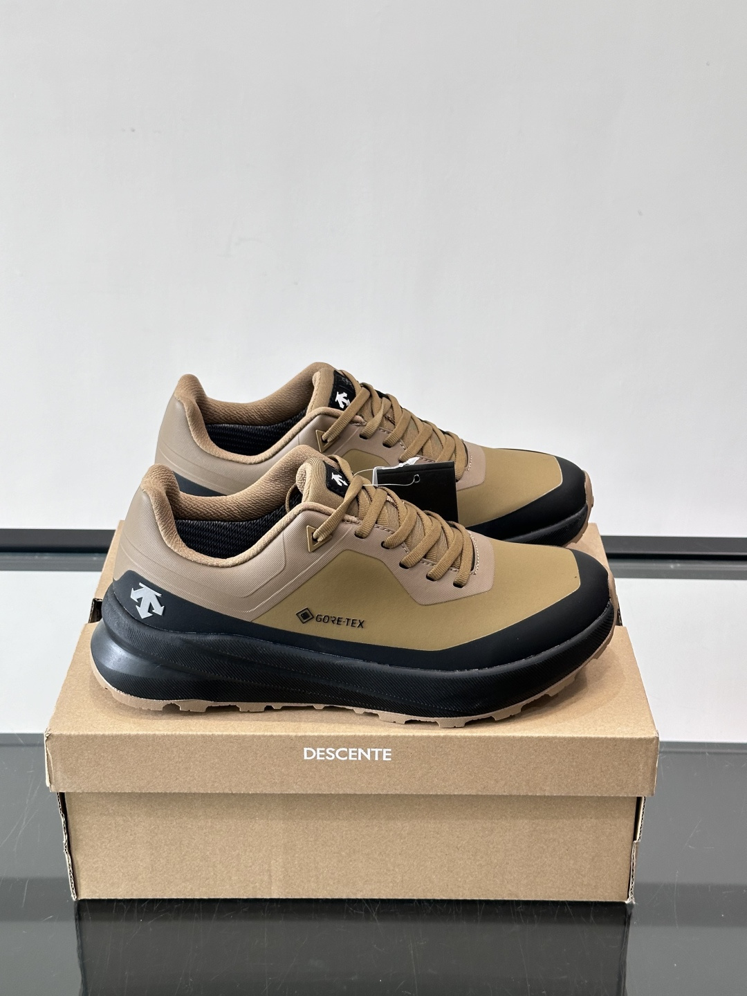 迪桑特这款徒步鞋采用GORE-TEX防水透气科技，户外徒步、登山都很适合！鞋面是防水织物+合成革，轻盈又