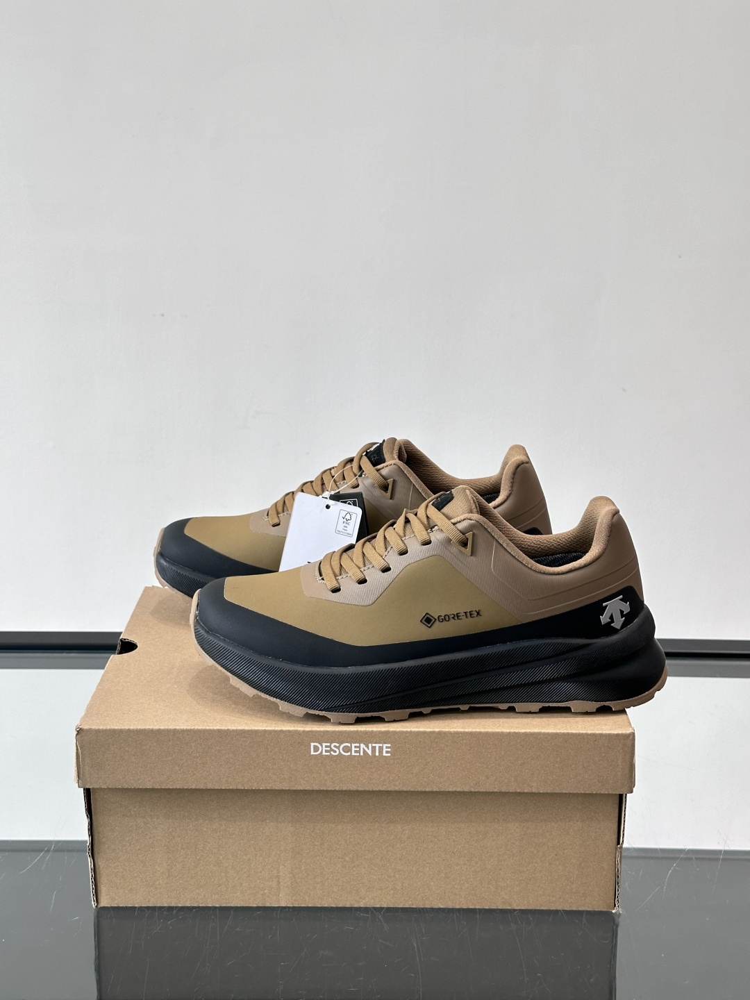 迪桑特这款徒步鞋采用GORE-TEX防水透气科技，户外徒步、登山都很适合！鞋面是防水织物+合成革，轻盈又