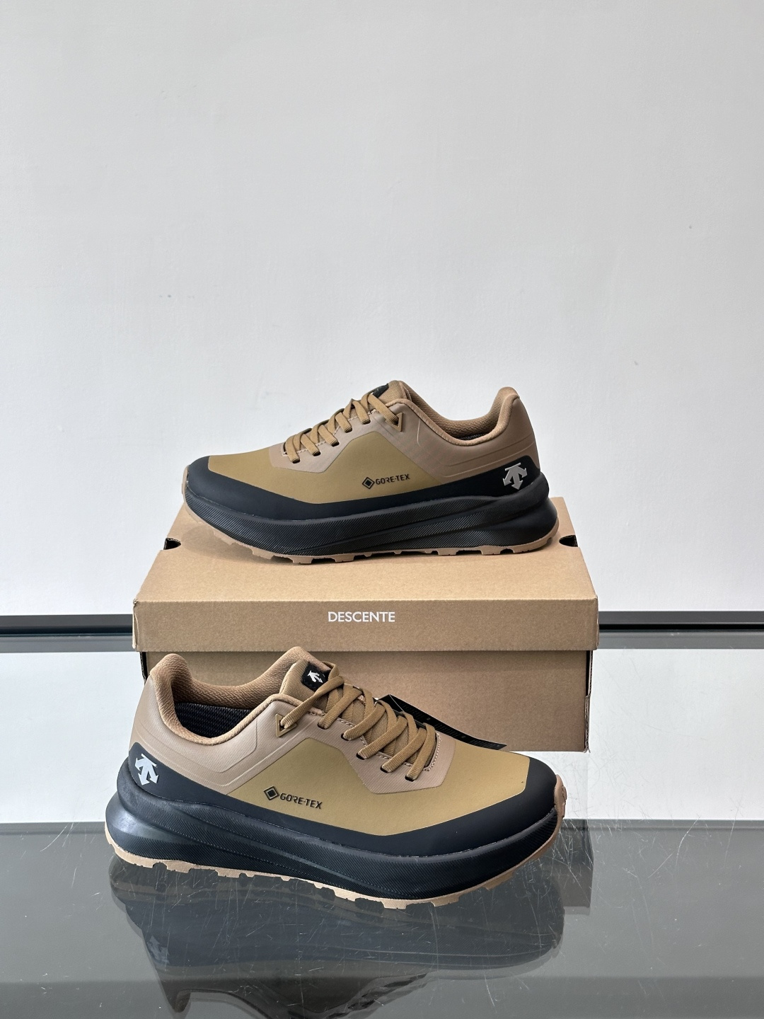 迪桑特这款徒步鞋采用GORE-TEX防水透气科技，户外徒步、登山都很适合！鞋面是防水织物+合成革，轻盈又