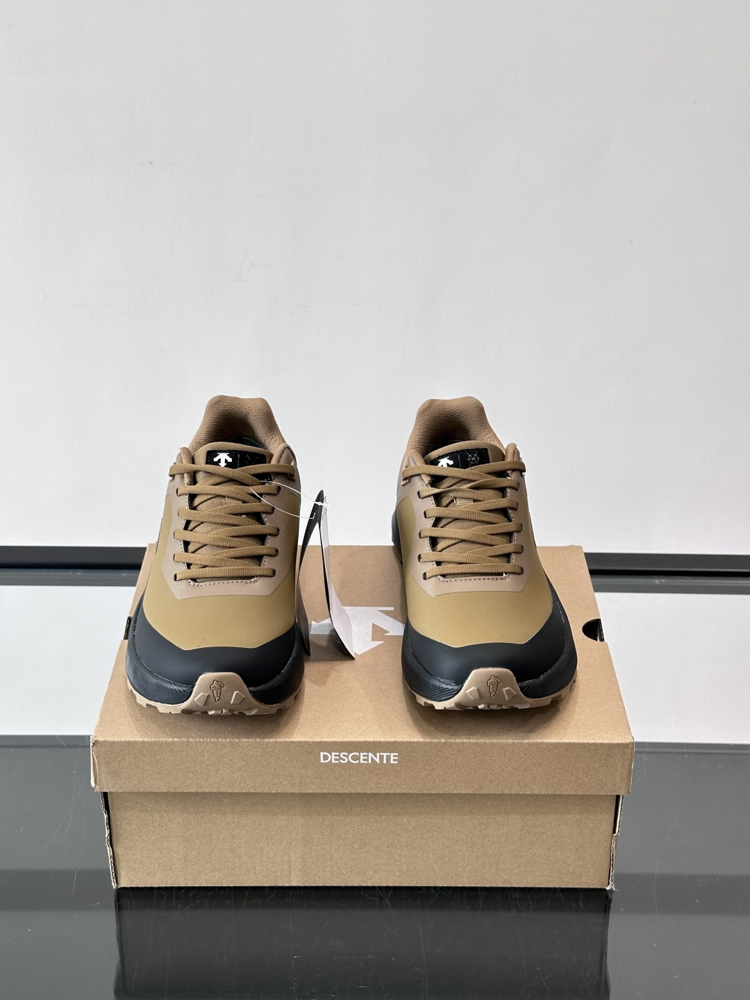 迪桑特这款徒步鞋采用GORE-TEX防水透气科技，户外徒步、登山都很适合！鞋面是防水织物+合成革，轻盈又