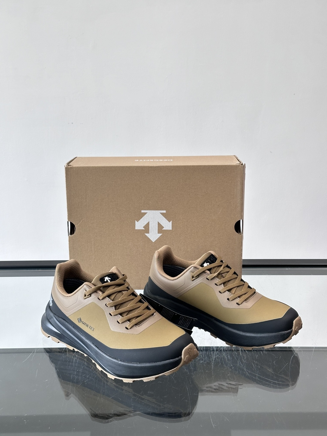 迪桑特这款徒步鞋采用GORE-TEX防水透气科技，户外徒步、登山都很适合！鞋面是防水织物+合成革，轻盈又