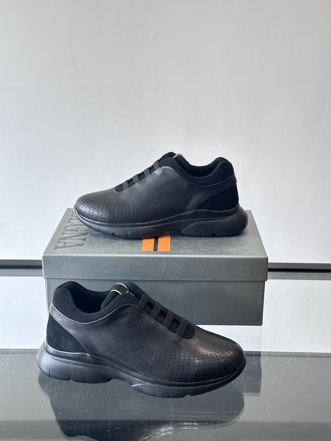 Zegna/杰尼亚 新款男士休闲运动鞋，原材料代工 采用进口小牛皮制作，舒适透气，皮质细腻 精致有光泽 