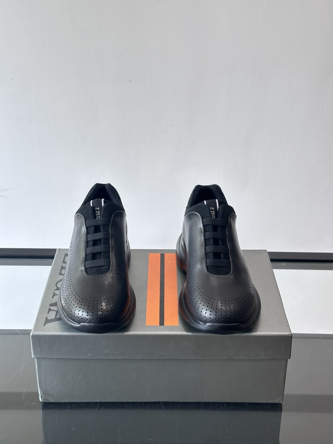 Zegna/杰尼亚 新款男士休闲运动鞋，原材料代工 采用进口小牛皮制作，舒适透气，皮质细腻 精致有光泽 