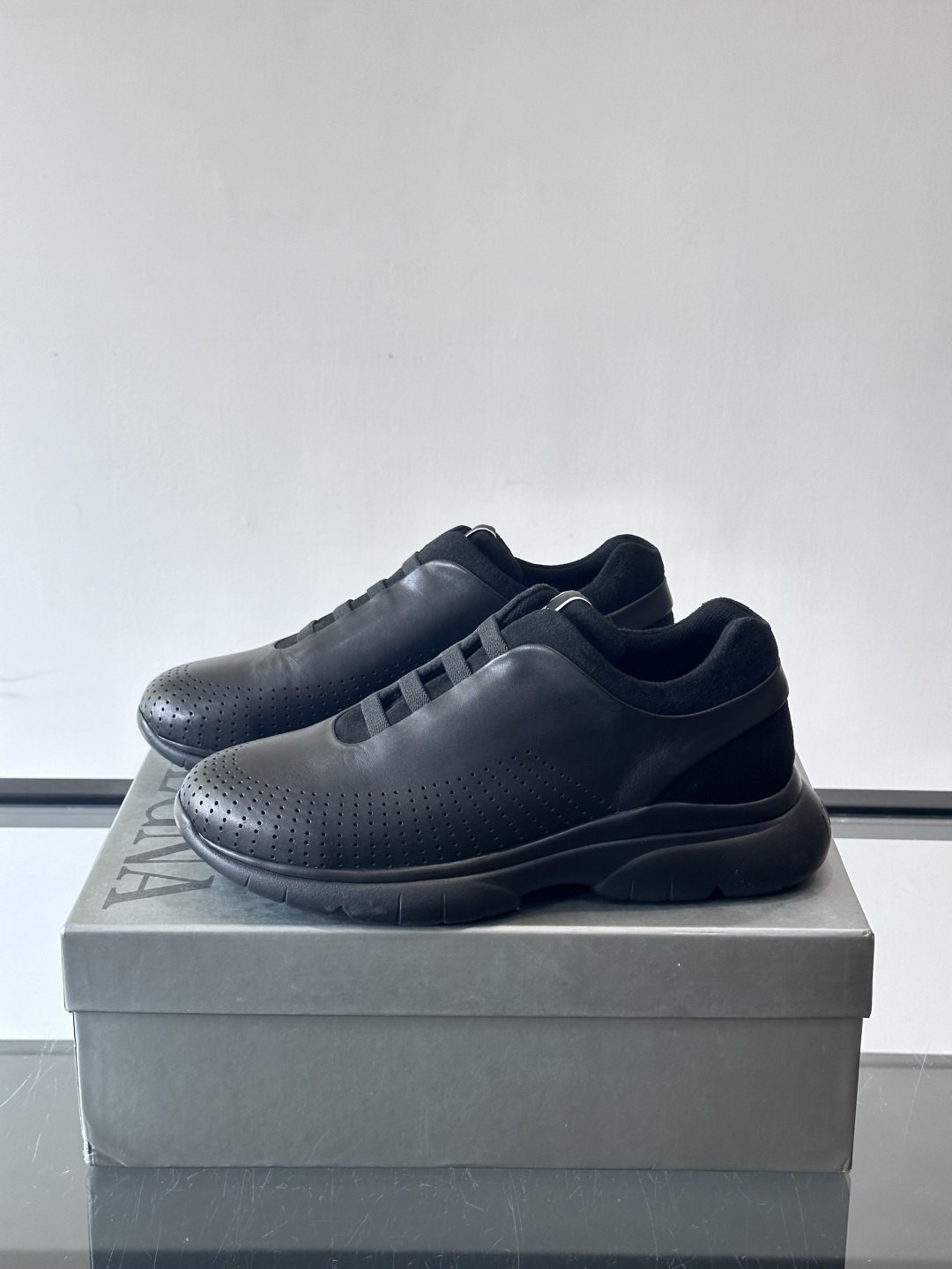 Zegna/杰尼亚 新款男士休闲运动鞋，原材料代工 采用进口小牛皮制作，舒适透气，皮质细腻 精致有光泽 