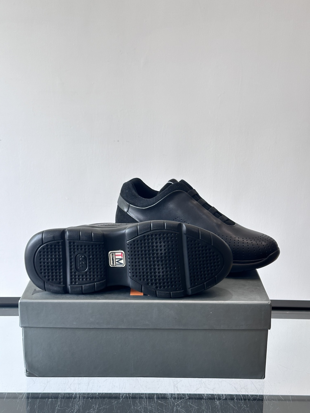 Zegna/杰尼亚 新款男士休闲运动鞋，原材料代工 采用进口小牛皮制作，舒适透气，皮质细腻 精致有光泽 